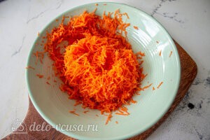 Пряный морковный кекс с грецкими орехами: Морковь трем на терке