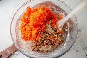Пряный морковный кекс с орехами: В тесто добавляем морковь и грецкие орехи