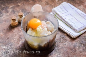 Рыбные тефтели в сливочном соусе: Добавляем хек и яйцо в чашу блендера