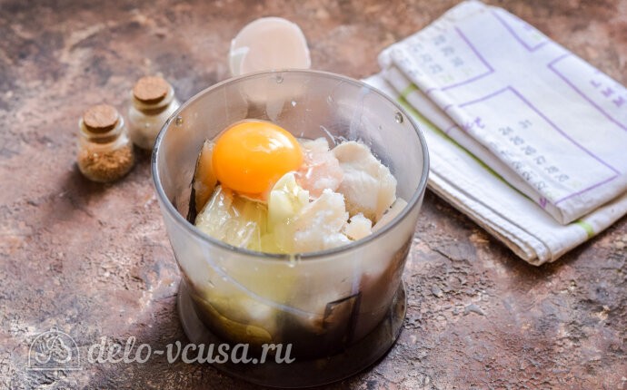 Рыбные тефтели в сливочном соусе: Добавляем хек и яйцо в чашу блендера