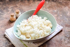 Рыбные тефтели в сливочном соусе: Добавляем вареный рис к фаршу