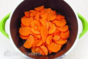 Сладкие морковные котлеты с манкой: Режем морковь