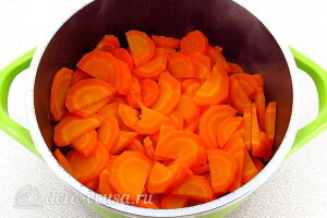 Сладкие морковные котлеты с манкой: Тушим морковь до мягкости