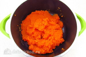 Сладкие морковные котлеты с манкой: Измельчаем морковь в пюре