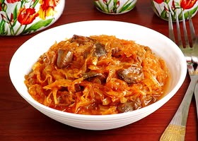 Рецепт тушеная капуста с куриными сердечками