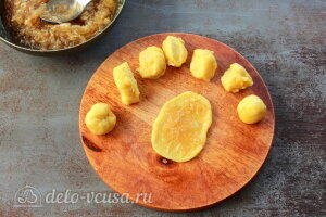 Яблочные трубочки на кефире: Раскатываем тесто в лепешки и смазываем яблочной начинкой
