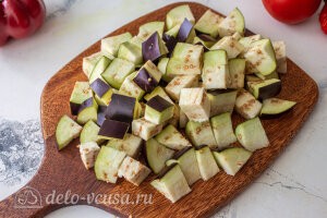 Запеченные овощи «Экспресс-рататуй»: Баклажаны режем кубиками
