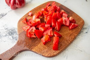 Запеченные овощи «Экспресс-рататуй»: Режем помидоры