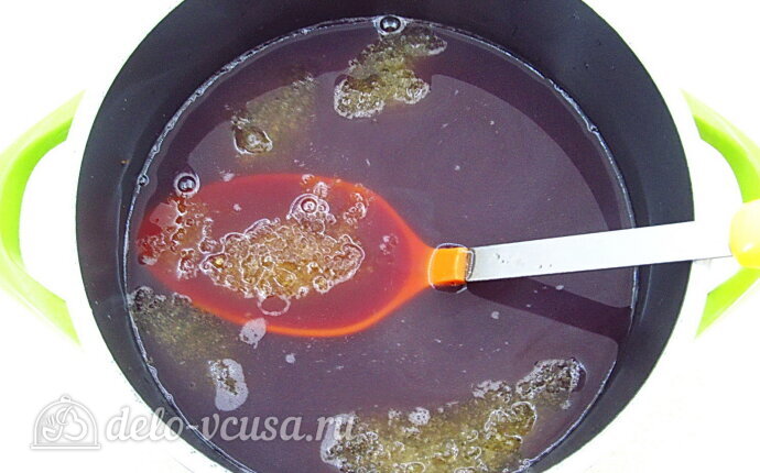 Желе из яблок с черноплодной рябиной: Добавляем в отвар желатин и прогреваем Желе из яблок с черноплодной рябиной: Добавляем в отвар желатин и прогреваем