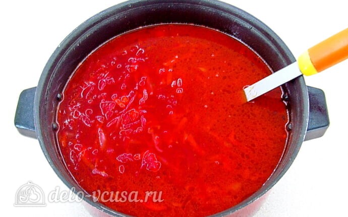 Борщ с яблоками: Добавляем в борщ специи и соль