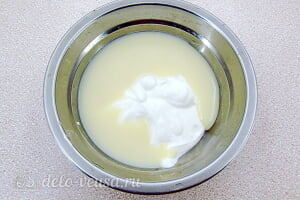 Десерт из зефира с фруктами «Идиллия»: Соединяем сметану и сгущенное молоко