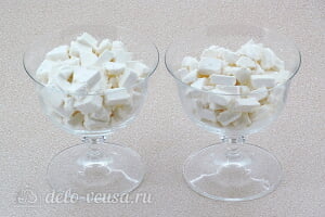 Десерт из зефира с фруктами «Идиллия»: Режем зефир кусочками и кладем в креманки