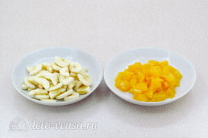 Десерт из зефира с фруктами «Идиллия»: Измельчаем банан и апельсин