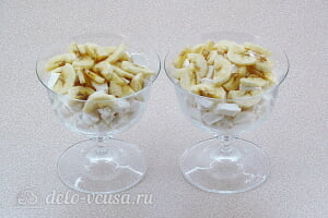 Десерт из зефира с фруктами «Идиллия»: Кладем бананы на зефир
