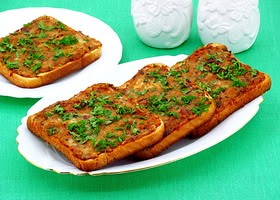 Рецепт горячие бутерброды с рыбными консервами в томате