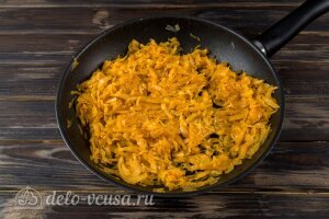 Картофельные зразы с капустой: Тушим капусту до готовности
