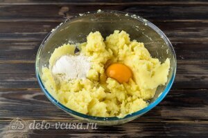 Картопляники с капустой: Добавляем яйцо и муку
