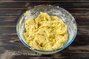 Картофельные зразы с капустой: Замесить картофельное тесто