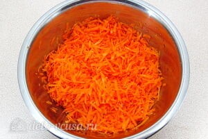 Квашеная капуста с тмином: Трем морковь на терке