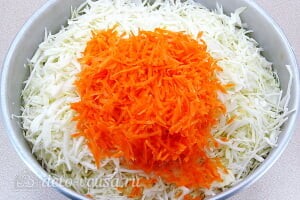 Квашеная капуста в рассоле: Соединяем капусту и морковь