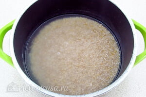 Молочный суп с ячневой крупой и картофелем: Заливаем ячневую крупу водой