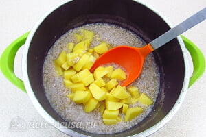 Молочный суп с ячневой крупой и картофелем: Добавляем картошку к ячневой каше