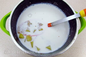 Молочный суп с ячневой крупой и картофелем: Добавляем горячее молоко и соль по вкусу