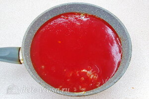 Мясные тефтели по-датски: Заливаем жареный лук томатным соусом и пивом