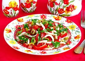 Рецепт салат из кальмаров с оливками и овощами