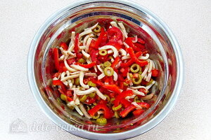 Салат из кальмаров с оливками и овощами: Хорошо перемешиваем салат