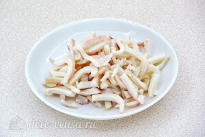 Салат из кальмаров с оливками и овощами: Порезать кальмары соломкой