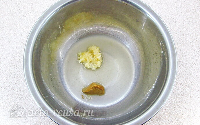 Салат из кальмаров с оливками и овощами: Соединяем горчицу, чеснок и лимонный сок
