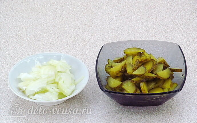 Салат с солеными огурцами и яблоками: Режем лук и соленый огурец