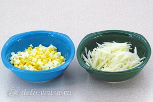 Салат с солеными огурцами и яблоками: Режем яйца и трем яблоко