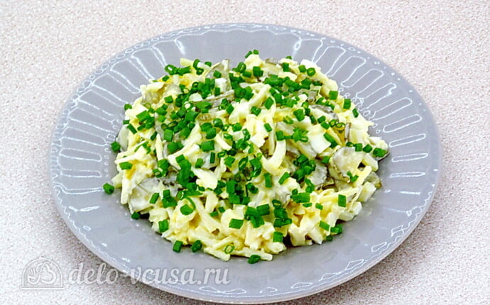 Салат с солеными огурцами и яблоками готов