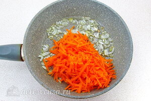 Щи по-уральски с перловкой: Добавляем морковь к луку