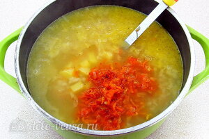 Щи по-уральски с перловкой: Добавляем поджарку из овощей в суп