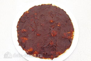 Торт на сковороде «Розалина»: Смазываем корж шоколадным кремом