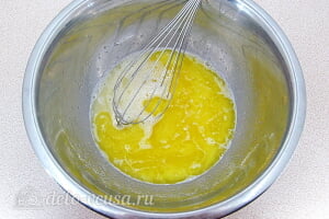 Торт на сковороде «Розалина»: добавляем масло к яйцам и взбиваем