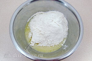 Торт на сковороде «Розалина»: Добавляем просеянную муку к молочной смеси