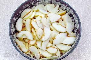 Яблочный пирог из печенья «Винтаж»: Чистим яблоки и укладываем в форму