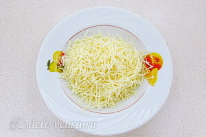 Яичный рулет с сыром и чесноком: Сыр трем на мелкой терке
