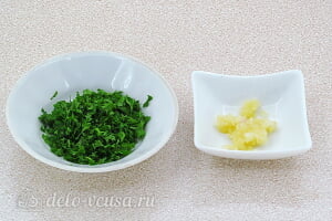 Яичный рулет с сыром и чесноком: Измельчаем зелень и чеснок