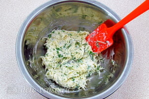 Яичный рулет с сыром и чесноком: Тщательно перемешиваем начинку