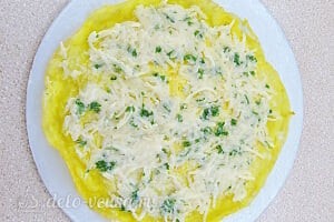 Яичный рулет с сыром и чесноком: Смазываем блинчики сырной начинкой
