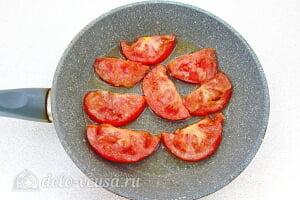 Омлет с помидорами и брынзой: Жарим помидоры на сковороде