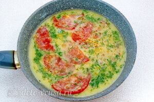Омлет с помидорами и брынзой: Заливаем взбитыми яйцами помидоры на сковороде