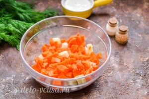 Салат «Столичный» с курицей: Режем морковь кубиками