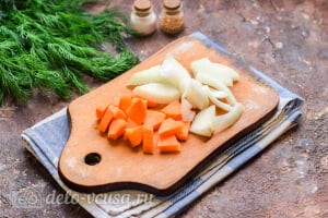 Суп-пюре из цветной капусты: Режем лук и морковь