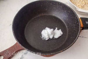 Сырники по Дюкану с отрубями: Добавляем чуть масла на сковороду